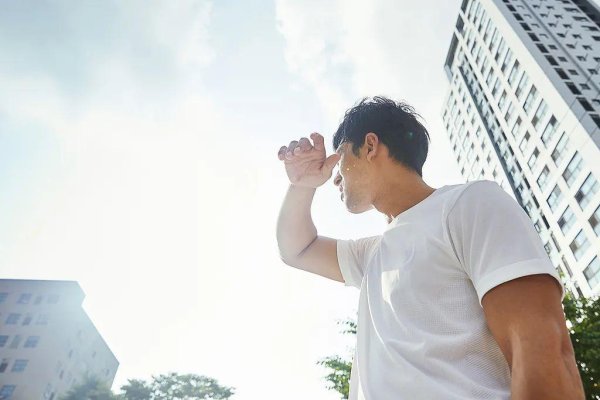 擒牛网 烟台一高校多名学生热晕，一天来了4辆救护车